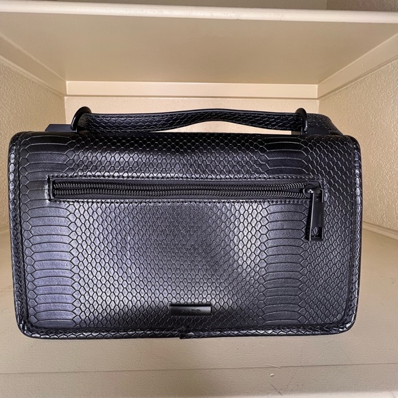 Snake-like aesthetic makes this handbag design a standout among the crowd! - Picture 8 of 14